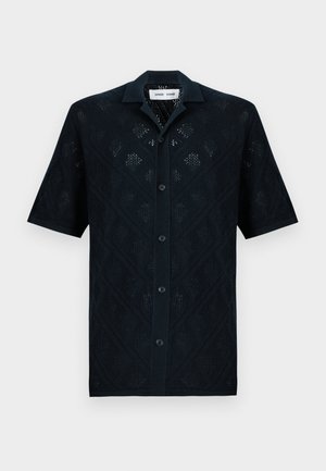 Lühikeste varrukatega tumesinine särk teemantmustriga, valmistatud tekstuuriga kangast, millel on kraega kaelus ja esiküljel nööbid.