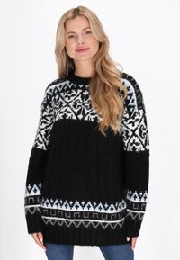 Schwarzer Strickpullover mit einem Fair-Isle-Muster in Weiß und Hellblau. Das Design umfasst einen gerippten Saum und eine lockere, bequeme Passform.