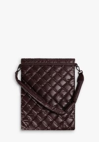 Bolso cruzado acolchado de color marrón oscuro con correa ajustable y acolchada, y un patrón de costura en diamante sobre una tela suave.