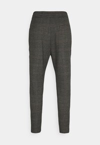 Pantalon gris foncé coupe slim avec motif à carreaux subtil, taille élastique et deux poches arrière passepoilées, vu de dos.