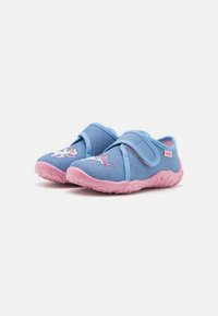 Niebieskie buty z materiału z różową gumową podeszwą, posiadające dwie regulowane rączki i haftowany wzór jednorożca w górnej części.