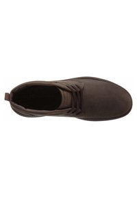 Zapato de hombre marrón de cuero con cordones visto desde arriba, conpunta redondeada y lengüeta en el talón.