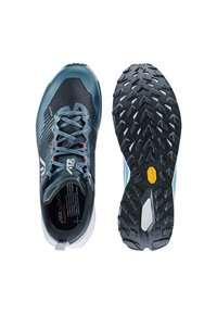 Vista superiore e inferiore di una scarpa da corsa blu scuro con suola texturizzata. Presenta lacci, un marchio sul lato e un logo Vibram sulla suola.