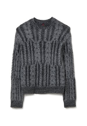 Suéter de punto gris oscuro con un patrón de trenzas, cuello redondo y puños y dobladillo acanalados. Superficie texturizada con diferentes puntos de tejido.