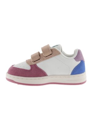 Zapatilla blanca con acentos de ante en rosa, púrpura y azul. Presenta dos correas de Velcro y una suela de goma texturizada. Diseño de punta redondeada.