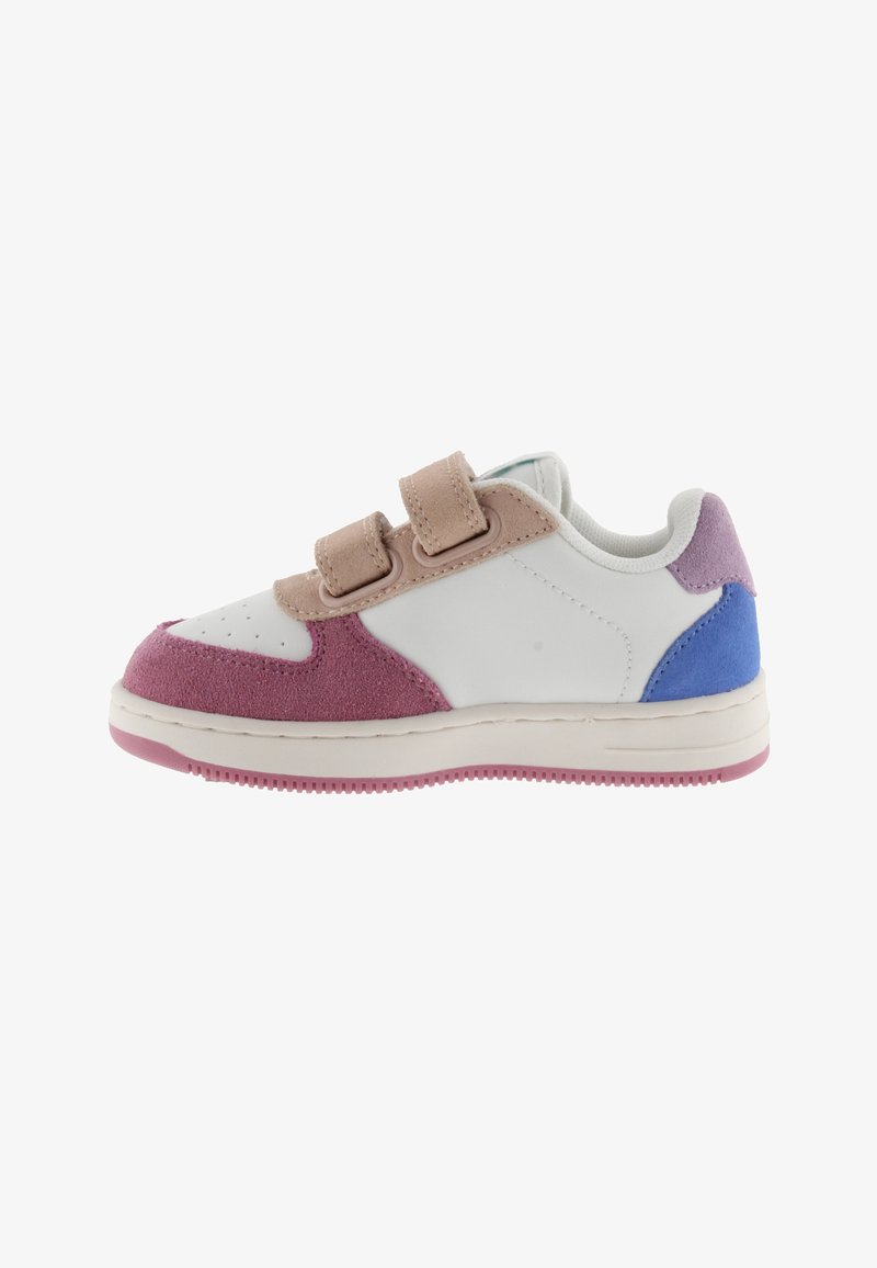 Sneaker bianco con accenti in suede rosa, viola e blu. Presenta due cinturini in velcro e una suola in gomma testurizzata. Design con punta arrotondata.