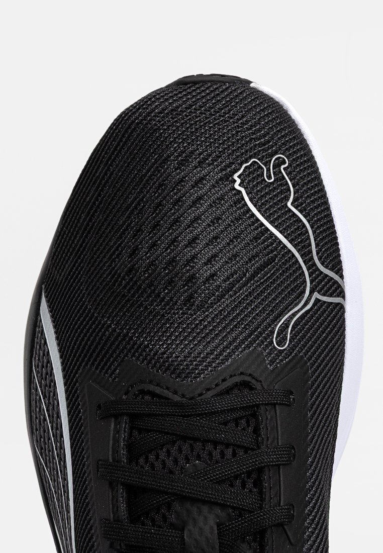 Scarpa sportiva nera con tomaia testurizzata, chiusura con lacci e logo Puma bianco. Include una suola bianca liscia e dettagli di design eleganti.