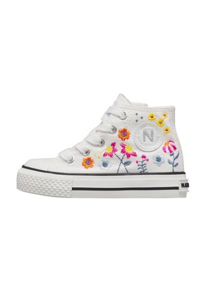 Sneaker alta bianca con fiori ricamati colorati, lacci bianchi, suola in gomma con strisce nere e toppa rotonda con logo sul lato.