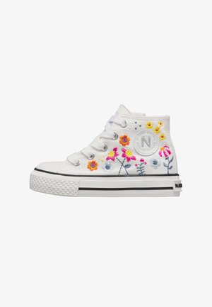 Weißer High-Top-Sneaker mit bunten bestickten Blumen, weißen Schnürsenkeln, Gummisohle mit schwarzen Streifen und rundem Logo-Patch an der Seite.