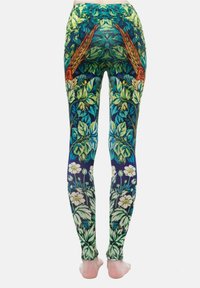 Leggings cu un model floral vibrant, care include frunze verzi, margarete albe și accente portocalii, fabricate dintr-un material elastic.
