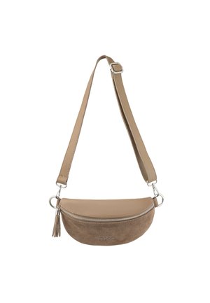 Brązowa skórzana i zamszowa torebka crossbody w kształcie półksiężyca, z wykończeniem ze srebrnego metalu i zapięciem na zamek błyskawiczny. Posiada detal w postaci frędzli.