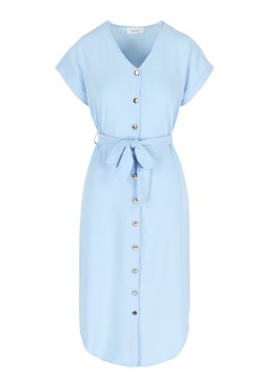 Svetlomodré šaty s výstrihom do V, krátkymi rukávmi, predným zapínaním na gombíky a zodpovedajúcim látkovým opaskom uviazaným v páse. Hladká textúra.
