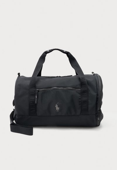 Μαύρη τσάντα duffel με φερμουάρ στην μπροστινή τσέπη, επώνυμους ιμάντες ώμου και λογότυπο Polo Ralph Lauren στο μπροστινό κέντρο.