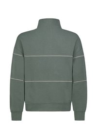 Grüner Pullover mit hohem Kragen, cremefarbenen horizontalen Streifen auf dem Rücken, aus weichem Baumwollmaterial und mit gerippten Bündchen.