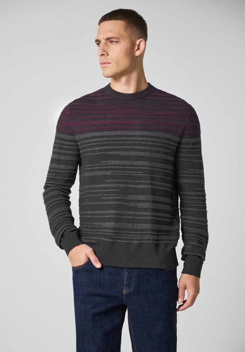Pull gris foncé avec des rayures horizontales violettes et noires, col et poignets côtelés, en matériau tricot doux.