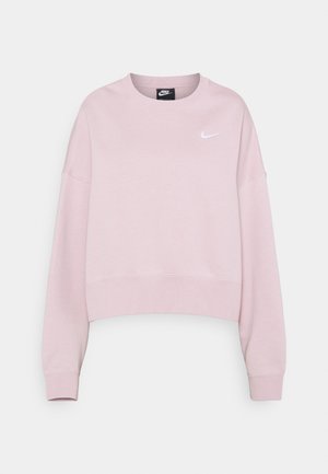 Sweat-shirt Nike rose pâle à manches longues avec col rond et logo Nike swoosh blanc sur la poitrine gauche.
