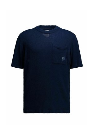 Tmavomodrý krátky sveter s krátkym rukávom vyrobený z mäkkej pleteniny, so zaobleným výstrihom a náprsným vreckom na ľavej strane s logom.