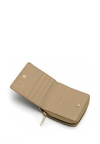 Portafoglio in pelle beige chiaro con superficie texture, dotato di più scomparti per carte, chiusura con zip e dettaglio con bottone a pressione in tono oro.