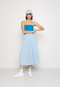 KnowledgeCotton Apparel DAFFODIL MIDI SKIRT - Saia plissada - chambray blue