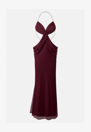 Βραδινό φόρεμα μπορντό με halter neck, ραμμένα κυματιστά μπανέλες, μπροστινό σταυρωτό σχέδιο και στενή μακριά φούστα με διαφανές τελείωμα.