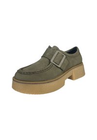 Chaussures vert olive avec un dessus texturé, une large sangle dotée d'une boucle rectangulaire, et une semelle épaisse et marron clair.