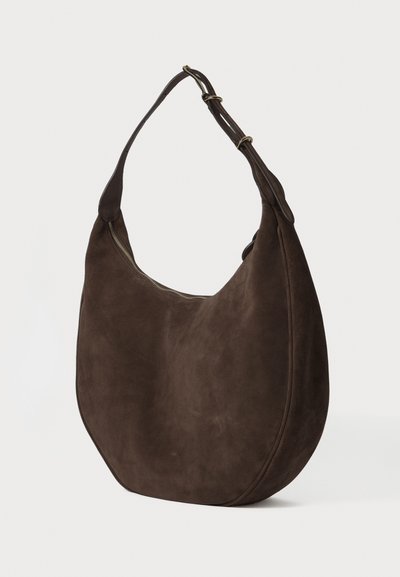 Borsa hobo in camoscio marrone scuro con ampia tracolla regolabile e zip visibile nella parte superiore, mostrata su uno sfondo bianco.