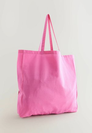 Gran bolso tote rosa hecho de tela ligera, con dos asas largas y un diseño simple y desestructurado. Sin patrones ni acentos notables.
