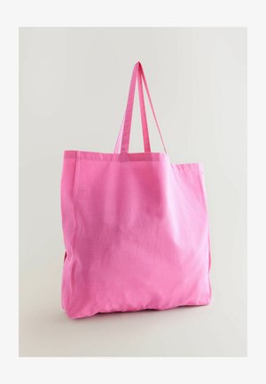 Stor pink totebag lavet af letvægtsstof, med to lange håndtag og et simpelt, ustruktureret design. Ingen bemærkelsesværdige mønstre eller udsmykninger.