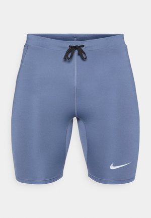 Pantalones cortos deportivos azules, hechos de tela elástica; cuentan con un cordón negro, una cintura plana y un logotipo blanco en la parte inferior de la pierna izquierda.