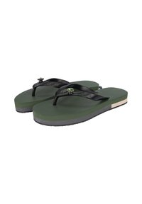 Czarne klapki z zielonymi gumowymi podeszwami, z teksturowaną powierzchnią i dekoracyjnym kamieniem na paskach, z warstwowym wzorem podeszwy.