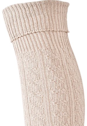 Calzino beige lavorato a maglia con polsino a coste, caratterizzato da un motivo testurizzato e un tessuto morbido e flessibile. Il design si estende fino a metà polpaccio.
