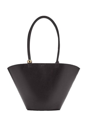 Sac à main noir en forme de trapèze avec une longue bandoulière unique et un petit accent doré près de la poignée sur fond blanc.
