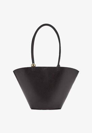 Sac à main noir en forme de trapèze avec une longue bandoulière unique et un petit accent doré près de la poignée sur fond blanc.