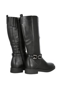 Botas de cuero negras hasta la rodilla con cremalleras laterales, paneles elásticos, tacones bajos y detalle de cadena plateada alrededor del tobillo.