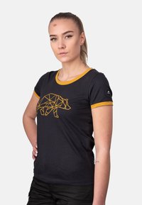 Camiseta negra con diseño de oso geométrico amarillo, cuello redondo y puños de manga amarillos en contraste. Fabricada en un tejido suave y transpirable.