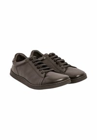 Par de zapatos casuales de cuero marrón oscuro de corte bajo, con cordones negros y suelas planas de goma, mostrados uno al lado del otro sobre un fondo blanco.