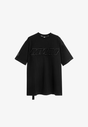 Camiseta de algodón negra con un logo en relieve "MWM", mangas cortas y corte recto. Incluye una pequeña etiqueta en la manga izquierda.