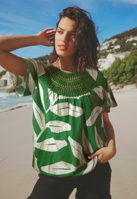 Next SHORT SLEEVE BUBBLEHEM REGULAR FIT - Triko s potiskem - green leaf print