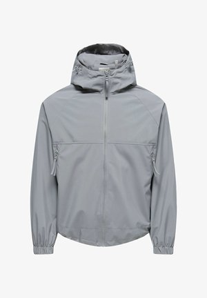 Lichtgrijze jas met capuchon, voorzien van een ritssluiting aan de voorkant, ritssluitingen aan de zijkanten en elastische manchetten, ontworpen voor buitengebruik.