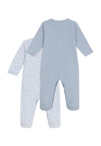 Twee kinderjumpsuits: de ene in lichtblauwe strepen, de andere in wit met blauwe sterrenpatronen. Beide hebben lange mouwen en een voetontwerp.