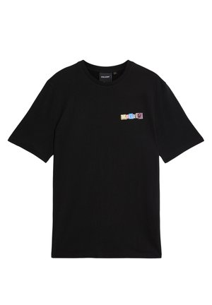 Czarny t-shirt z krótkim rękawem i okrągłym dekoltem. Na piersi znajduje się kolorowa naszywka z tekstem. Wykonany z bawełny.