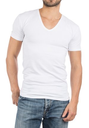 Witte T-shirt met korte mouwen en V-hals, gemaakt van zacht katoen, slim fit ontwerp, gladde textuur, gedragen met lichtblauwe spijkerbroek.