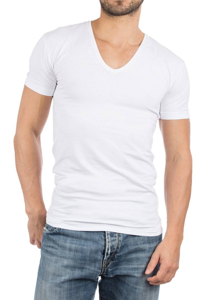 Witte T-shirt met korte mouwen en V-hals, gemaakt van zacht katoen, slim fit ontwerp, gladde textuur, gedragen met lichtblauwe spijkerbroek.