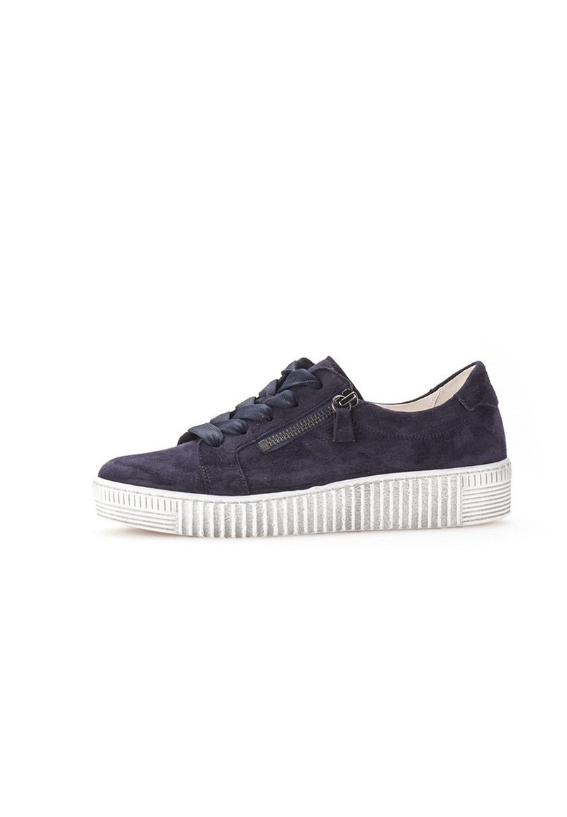 Naha sinine sneaker, millel on tekstuuriga valge kummitald, ümar nina ja kontrastsed satiinised paelad. Omab külgzippera kiireks selga panemiseks.