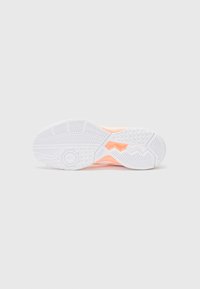 ASICS GEL TASK 4 - Håndballsko - white/vivid coral