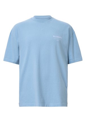 Camiseta de algodón azul claro de manga corta, con cuello redondo y pequeño logo blanco "ALLSAINTS" en el lado izquierdo del pecho. Textura suave, corte relajado.