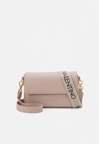 Ljusrosa Valentino axelväska med klaffstängning, guldfärgad metall och beige rem med texten "VALENTINO" i svarta bokstäver.