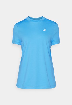 Camiseta atlética de manga corta azul con cuello redondo, textura suave y detalles de malla en los hombros. Presenta un pequeño logo blanco en el pecho.