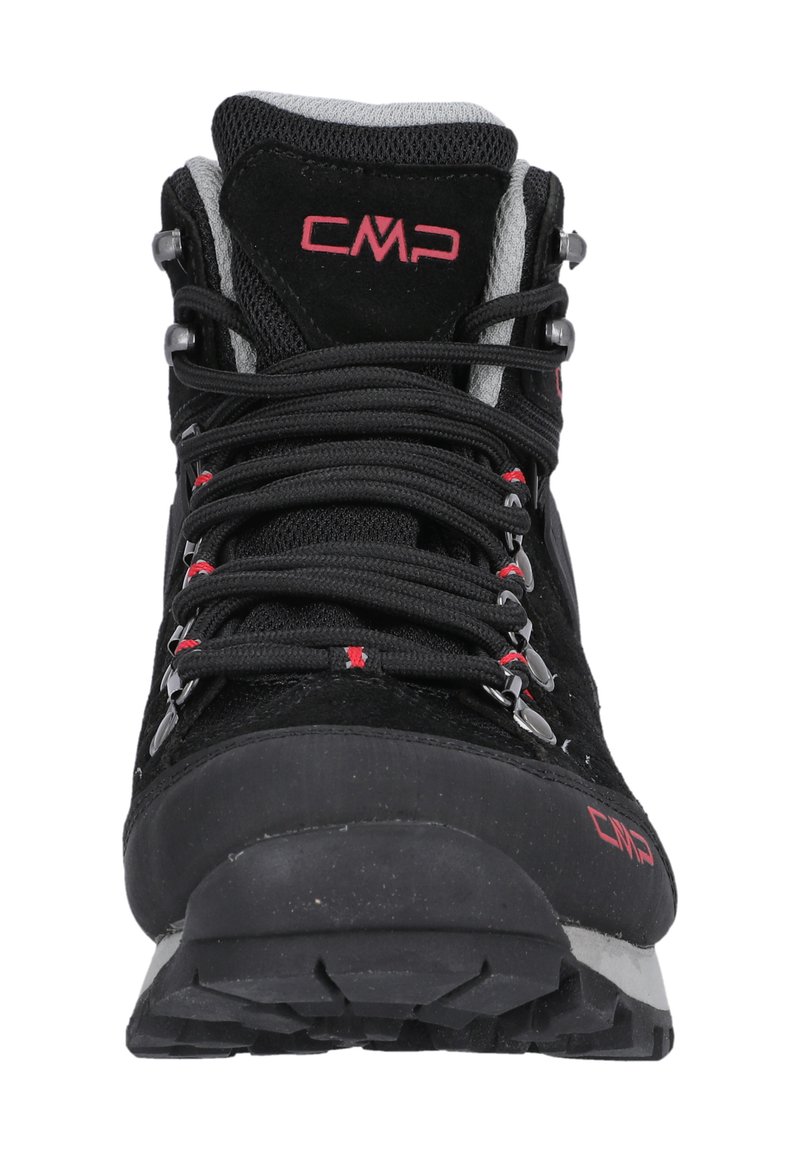 Czarne buty trekkingowe z cholewką z zamszu i siateczki, srebrnymi detalami, czerwonymi akcentami oraz wytrzymałą gumową podeszwą. Posiadają skomplikowany wzór sznurowania.
