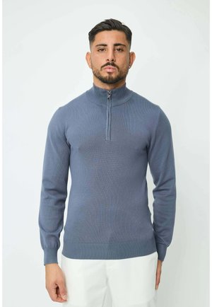 Pull zip gris avec un col montant, design ajusté et poignets et ourlet côtelés. Fabriqué en tissu tricoté texturé.
